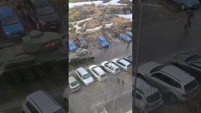 Танк в городе.