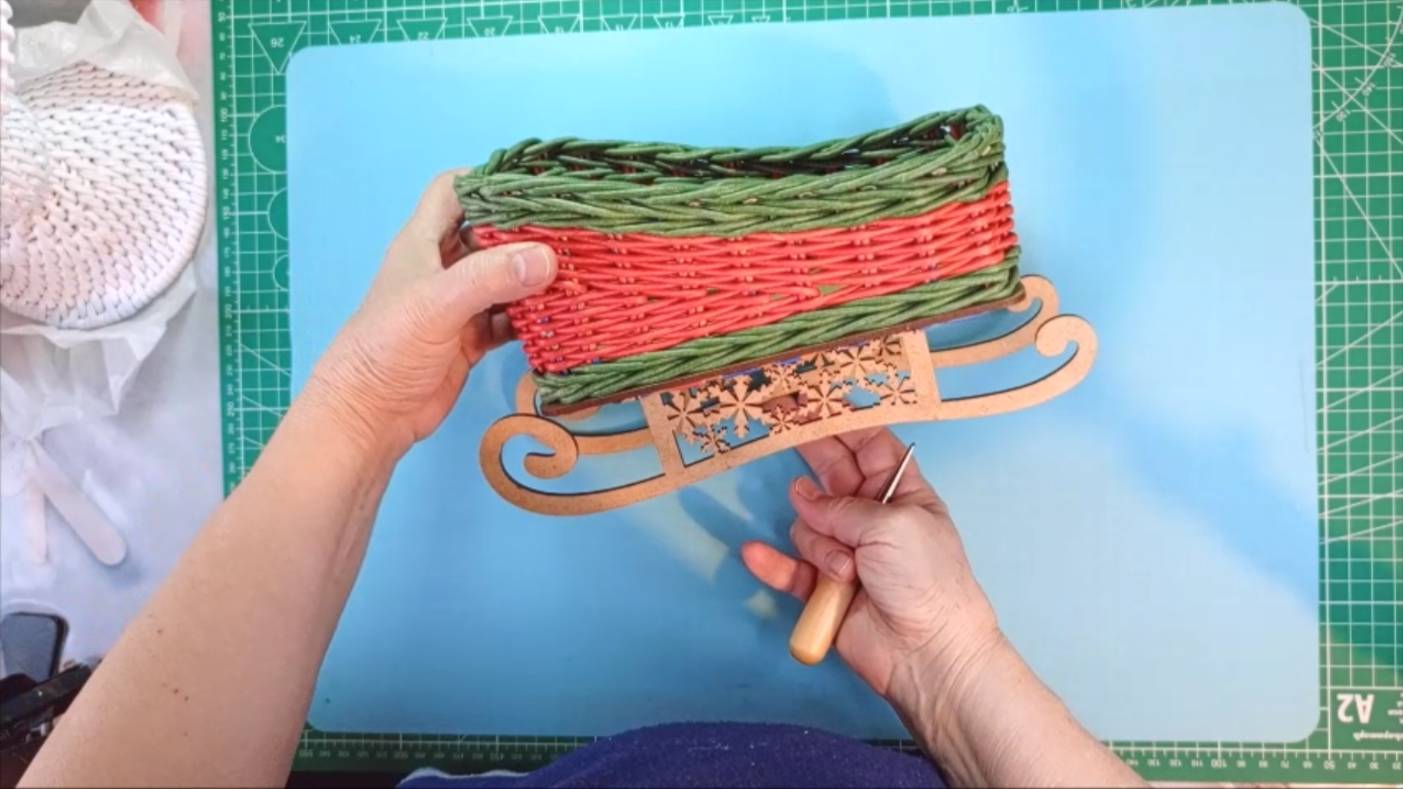 Обзор новогодних саночек из бумажной лозы смотреть онлайн