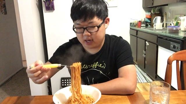 Let's Eat 3 Types of Instant Ramen (Spicy Buldak Cheese, Chinese Salted, Pompoko Miso) смотреть онлайн