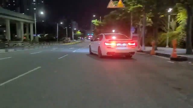 BMW M760Li V12 6.6 TWIN TURBO ENGINE /// CRACKLE EXHAUST SOUND смотреть онлайн