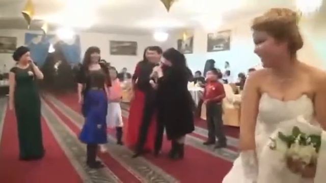 ERGA TEGISH UCHUN QIZLAR JANGI. SHARMANDA