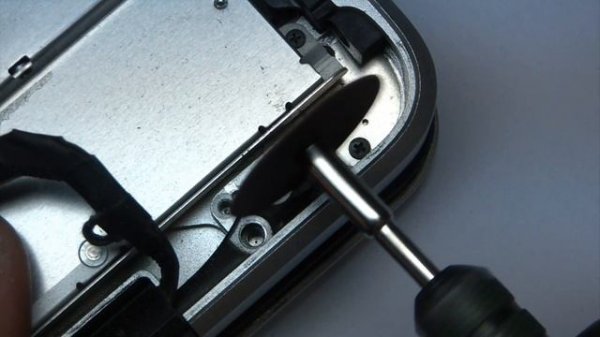 Сорванный шлиц на винте MacBook