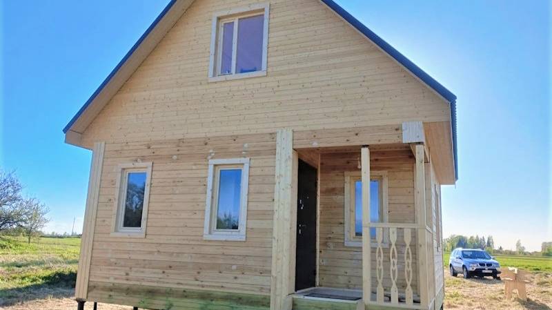 Где много плотников, там стены кривые! Чудесная баня из бруса 6х6 с мансардой в Псковской области смотреть онлайн