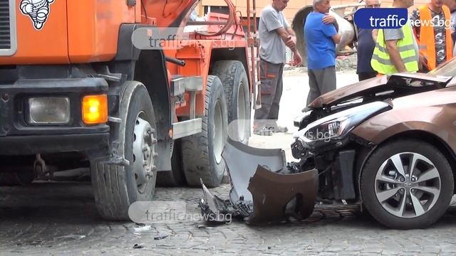 Кола се вряза в бетоновоз до Търговската гимназия смотреть онлайн