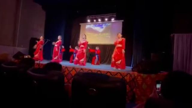 Орусиянын Тюмень шаарындагы кыргыз кыздардын, Мирбек Атабековдун ырына бийлеген бийи смотреть онлайн