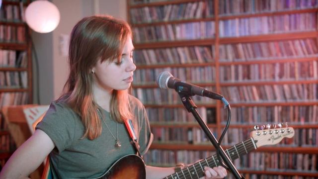 Julien Baker - "Sprained Ankle" (KVRX Library Session) смотреть онлайн