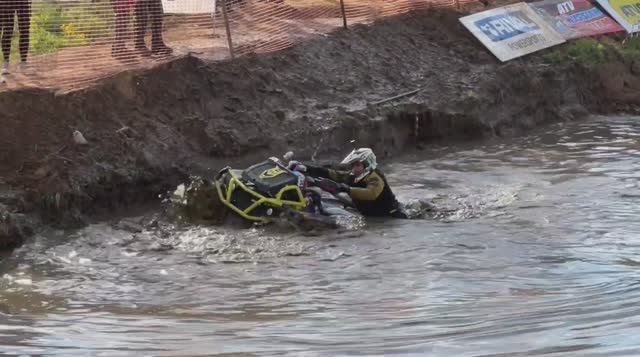 ГЛУБОКИЕ ЯМЫ ПО ГРУДЬ И AODES MUD PRO 1000 смотреть онлайн