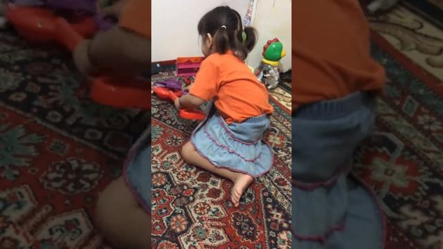 Трёхлетний ребёнок сам придумывает песню смотреть онлайн