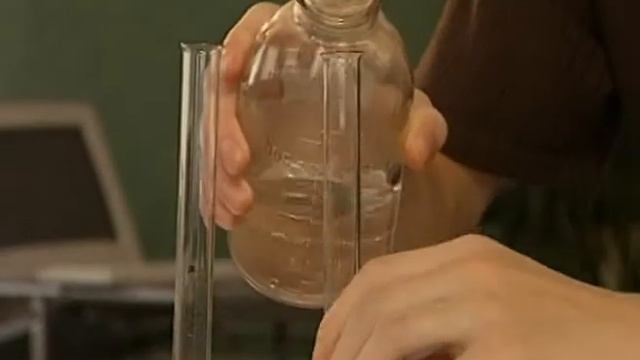 Взаимодействие кислот с металлами (видео с ресурса http://alhimikov.net) смотреть онлайн