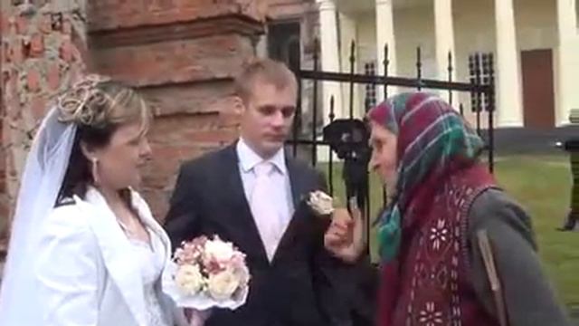 Бабуля дает дельный совет молодоженам смотреть онлайн