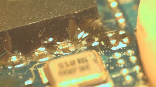 Трещина в компаунде BGA чипа