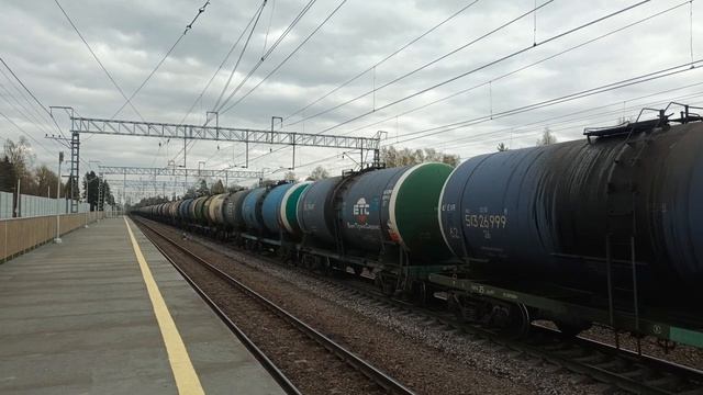 Выцветший 2ТЭ116У-0186 "БТС" с наливным поездом, станция Елизаветино смотреть онлайн