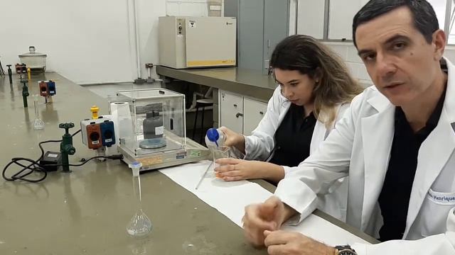 LABORATÓRIO DE QUÍMICA - PREPARAÇÃO DE SOLUÇÃO DE K2Cr2O7 смотреть онлайн