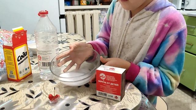 Алиса что-то химичит xD. Эксперимент с огнем, содой и уксусом. смотреть онлайн