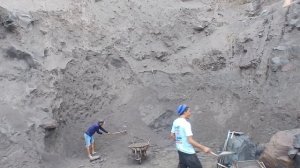 Строительство, наши шахтёры провели чистку карьера и приступили погрузке песка