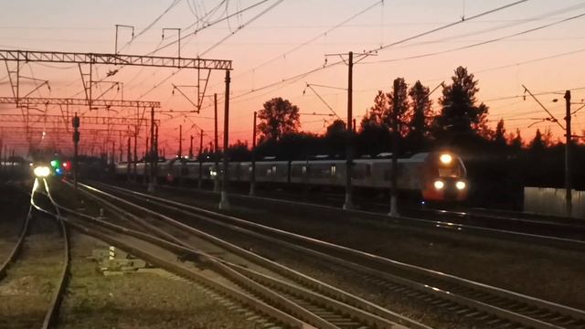 Загонки в депо, ЭП2К "ТЧЭ-8", "Ночной экспресс" скоростные и обычные поезда ночью на Славянке смотреть онлайн