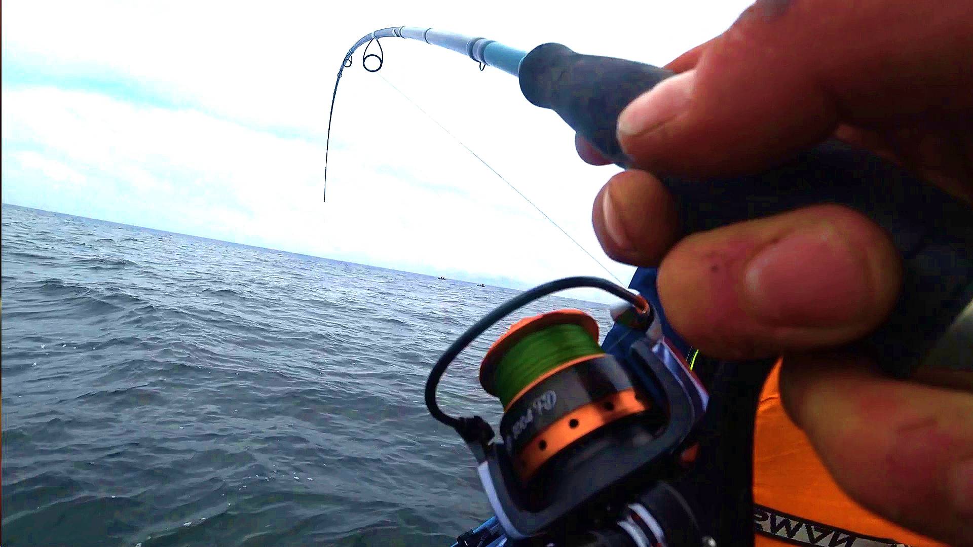 ПАЛКА КОЛЕСОМ НА КАЖДОМ ЗАБРОСЕ! Рыбалка в Балтийском море. смотреть онлайн