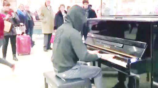 На вокзале красиво сыграл на пианино! смотреть онлайн