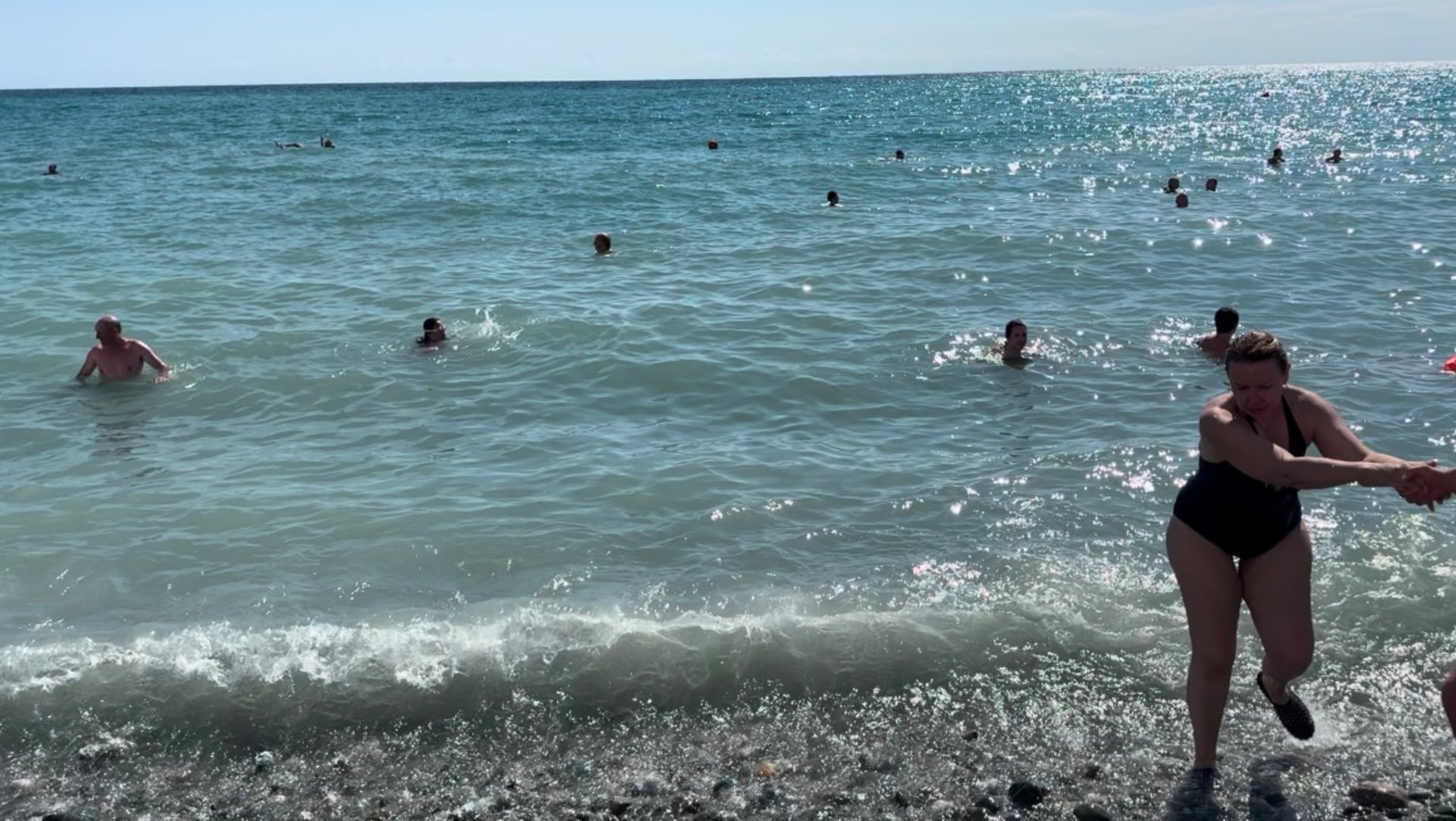 Чёрное море 2024 🌊 На море небольшие волны, купаться разрешено 🐬 Собираемся домой! смотреть онлайн