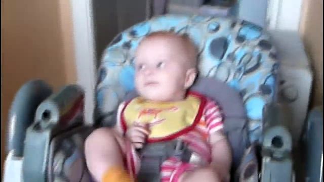 Наська впервые кушает кашку.avi смотреть онлайн