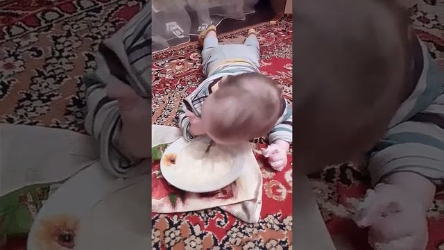Малыш кушает кашу сам. смотреть онлайн
