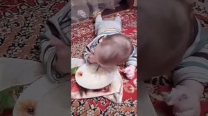 Малыш кушает кашу сам.