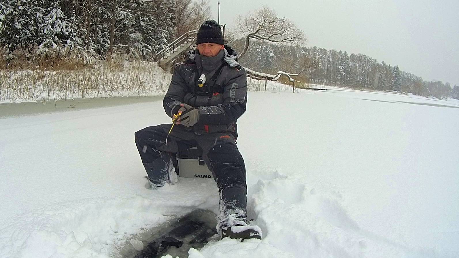ИСКАЛ ОКУНЯ, А ОТОРВАЛСЯ ПО ПЛОТВЕ. РЫБАЛКА НА БЛЕСНУ И БЕЗМОТЫЛКИ. смотреть онлайн