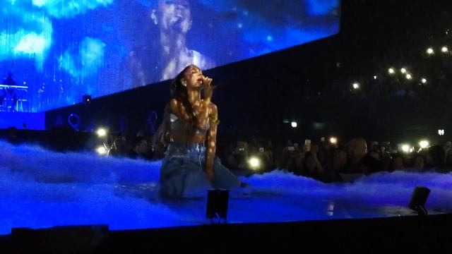 Ariana Grande - Moonlight & Love Me Harder [Ziggodome, Amsterdam] 16.5.17 смотреть онлайн