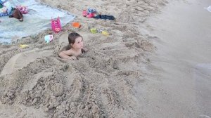 Милу закопали в песке.Не может выбраться.Детское видео пляж