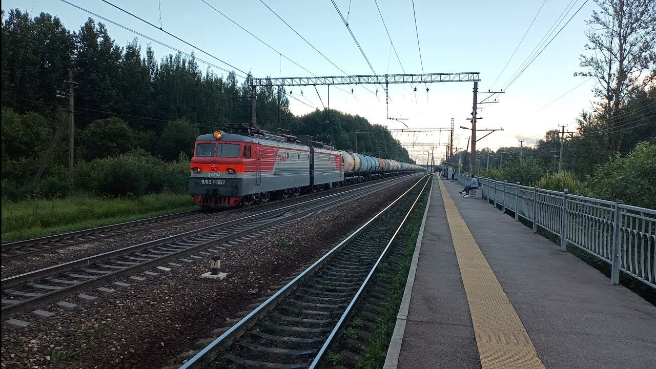 Раритетные, Звёздный и просто Ленины около крупной станции смотреть онлайн