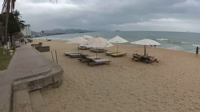 Нячанг волны на городском пляже - 1