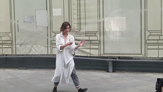 Девушка с шаром на Никольской смотреть онлайн