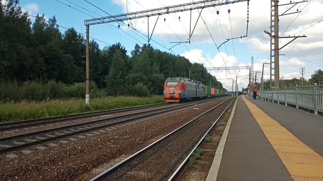 Красочные контейнеры в разных местах холодным Питерским летом смотреть онлайн