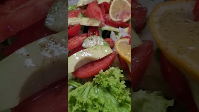 Не забываем готовить летние, полезные салаты#салатсавокадо смотреть онлайн