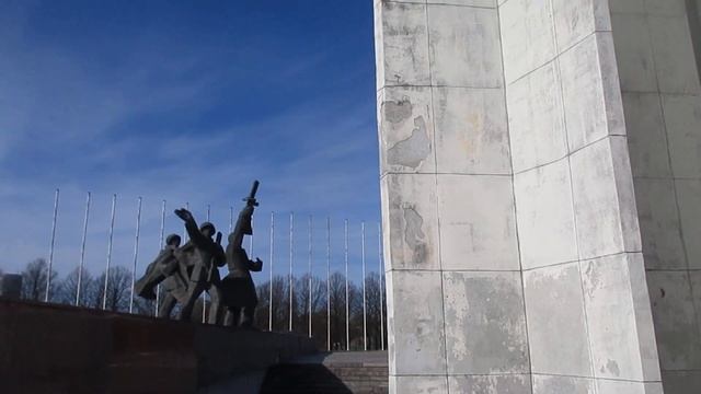 блондинка у основания монумента Победе 27 4 2020 смотреть онлайн
