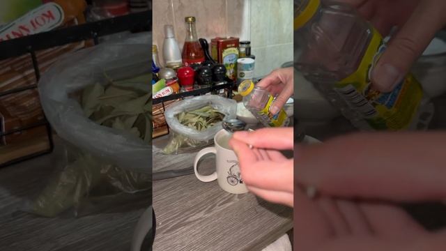 Домашние пельмени с уксусом и сметаной . смотреть онлайн
