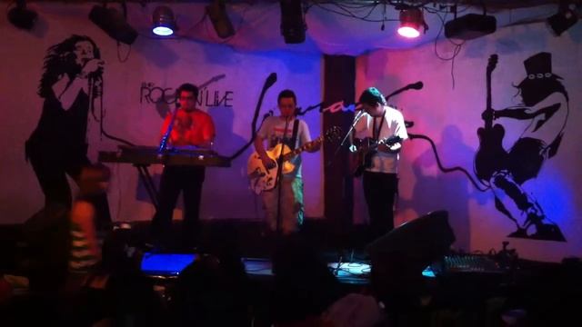 HUGO - EBRIOS BAJO LA MIRADA DE UN UNICORNIO EMPEDERNIDO смотреть онлайн