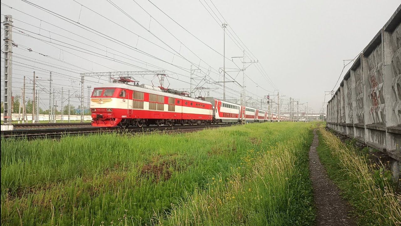 Мокрый ЧС6-029 с двухэтажным поездом №152А Москва - Спб, станция Обухово смотреть онлайн