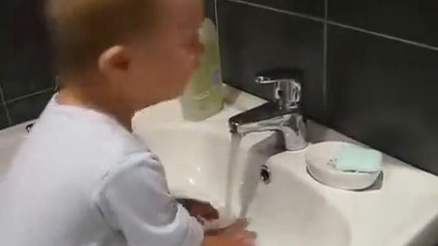 Трехлетний мальчик поет руки смотреть онлайн