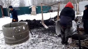 Копаем колодец с траншей до дома, прокладываем трубы для воды от колодца