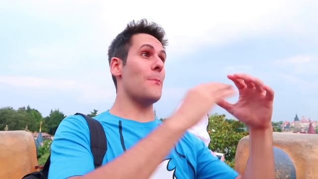 IN GIRO COL PIGIAMA A DISNEYLAND! *penitenza* смотреть онлайн