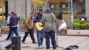КОГДА БЕЗДОМНОМУ дали ГИТАРУ притворился с УЛИЧНЫМИ МУЗЫКАНТАМИ