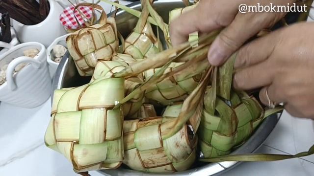BEGINI CARA MASAK KETUPAT BANYAK, CEPAT , TIDAK MUDAH BASI смотреть онлайн