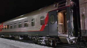 Пассажирский поезд №375Я Воркута - Москва на станции Печора зимней ночью