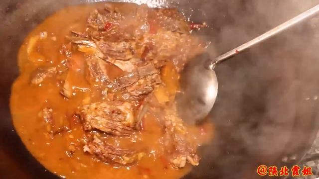 【陕北霞姐】陕北家常酱排骨，一次炖10斤，大口啃肉猛香了，全家人都爱！ смотреть онлайн