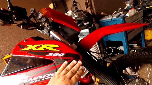 Como Colar Adesivo Na Moto?? ''Colando Adesivos Na Minha Moto XR-250 Tornado''. смотреть онлайн