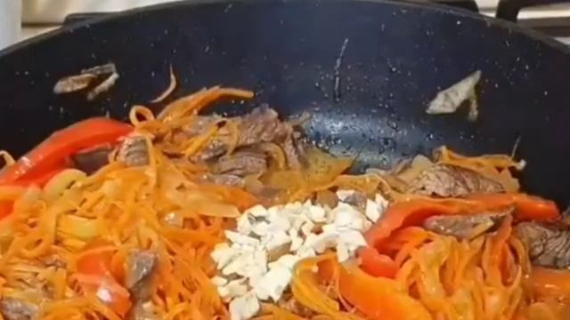 Очень вкусная горячая фунчоза. смотреть онлайн