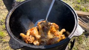 КУРИНЫЕ НОЖКИ С КАРТОШКОЙ В КАЗАНЕ НА КОСТРЕ. Курица в казане.