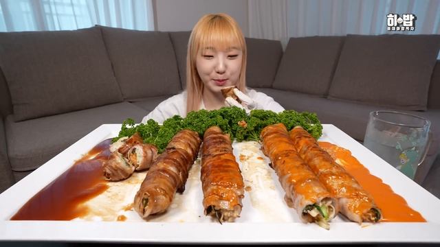 ASMR 식감 진짜 좋고 얼굴보다 큰 초대형 대패삼겹말이 먹방 Pork belly meat mukbang смотреть онлайн