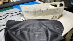 Перетяжка дверных карт на Рено Меган экокожей.